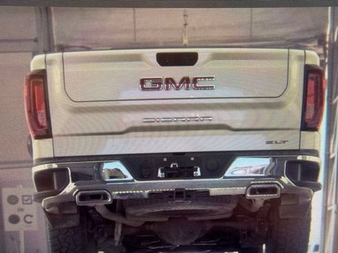 Used 2022 GMC Sierra 1500 SLT w/ X31 Off-Road Package AWD/4WD image 9