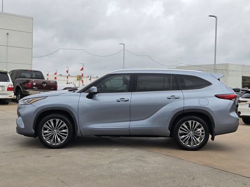 Used 2023 Toyota Highlander Platinum FWD image 6
