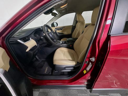 Used 2021 Toyota RAV4 LE image 13