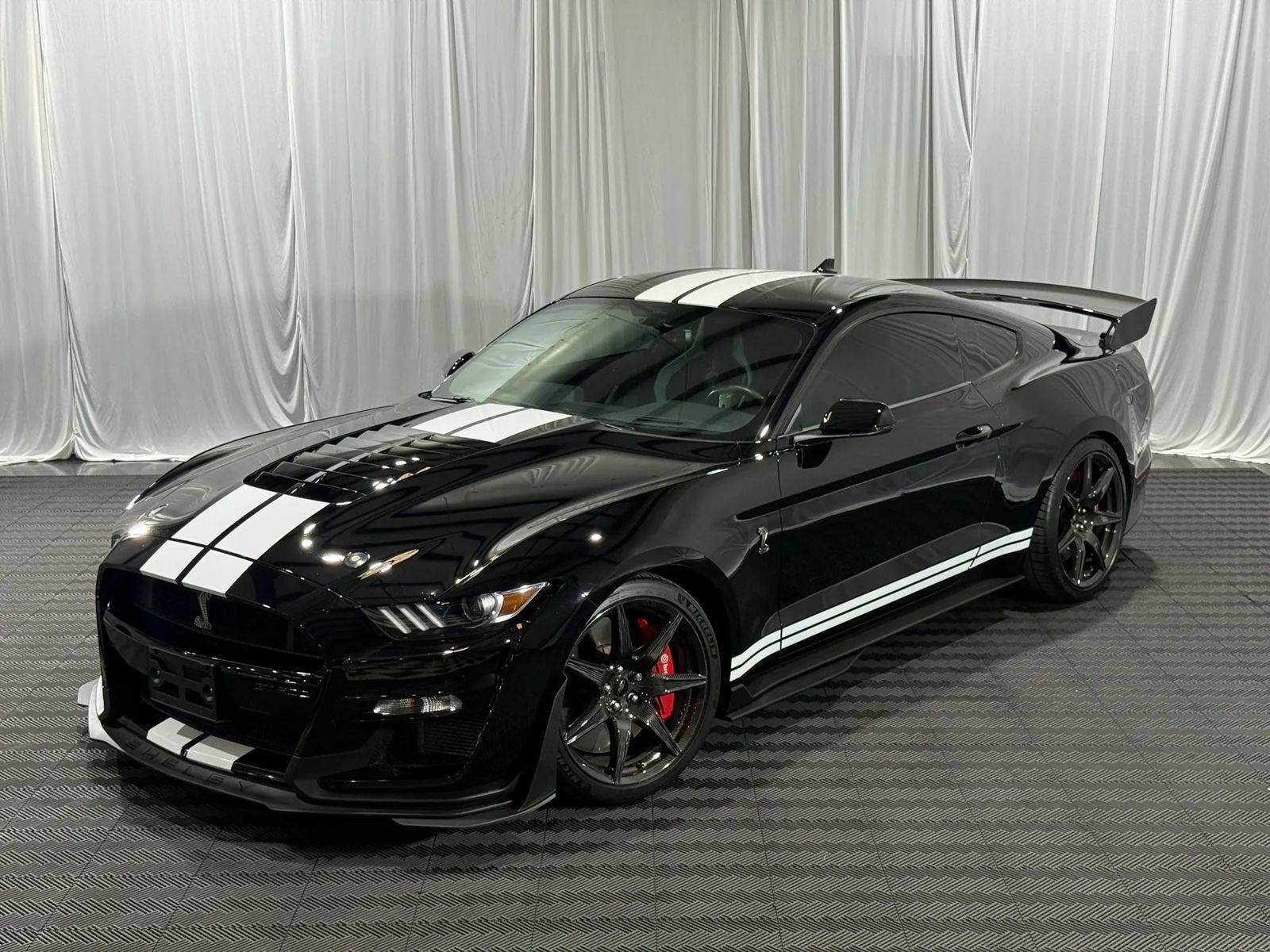 Used 2022 Ford Mustang Shelby GT500 w/ Carbon Fiber Track Pack RWD image 1