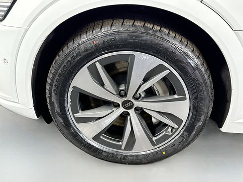 Used 2024 Audi Q8 e-tron Premium Plus w/ Premium Plus Package image 38