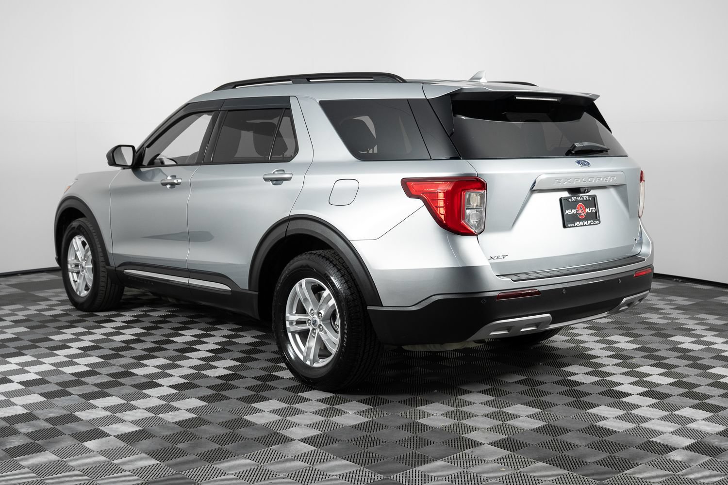 Used 2020 Ford Explorer XLT w/ Equipment Group 202A AWD/4WD image 4