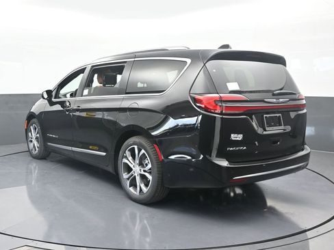 New 2026 Chrysler Pacifica Pinnacle image 4