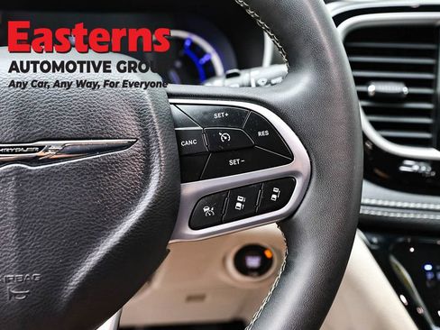 Used 2024 Chrysler Pacifica Select image 16