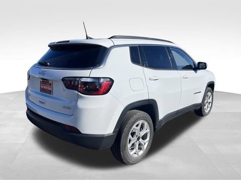 Used 2025 Jeep Compass Latitude image 3