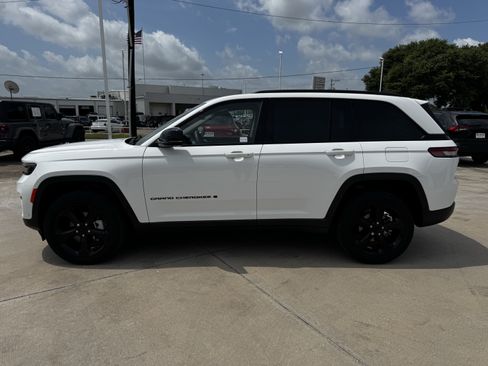 Used 2023 Jeep Grand Cherokee Limited w/ Luxury Tech Group II AWD/4WD image 7