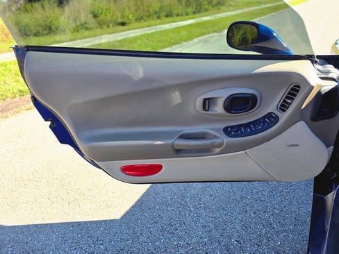 Used 2004 Chevrolet Corvette Coupe w/ Preferred Equipment Group image 24