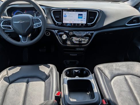 Used 2025 Chrysler Pacifica Select FWD image 10