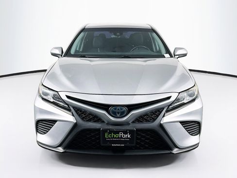 Used 2020 Toyota Camry SE FWD image 2