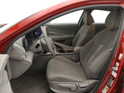 Used 2025 Hyundai Elantra SEL image 17