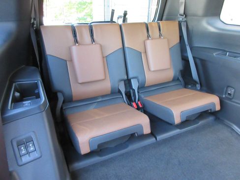 Used 2025 Lexus GX 550 w/ Accessory Package (2T) AWD/4WD image 20