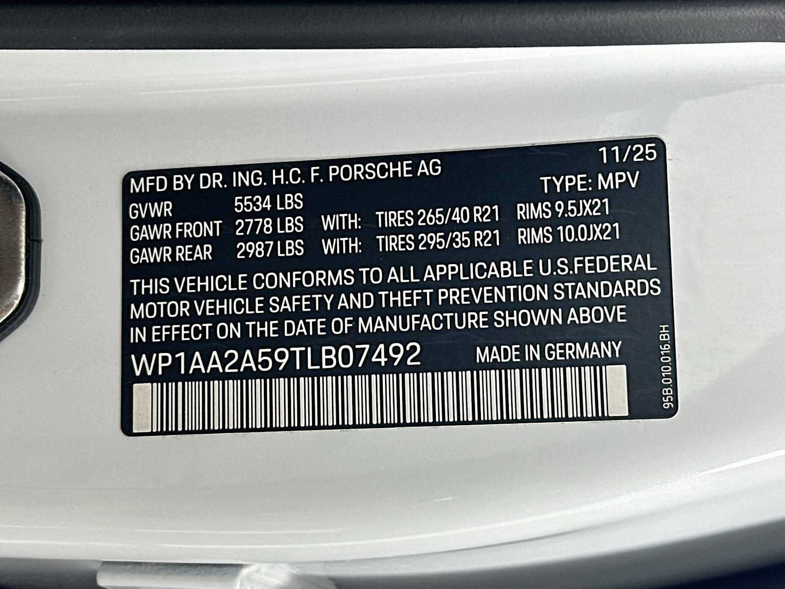 Certified 2026 Porsche Macan AWD/4WD image 33