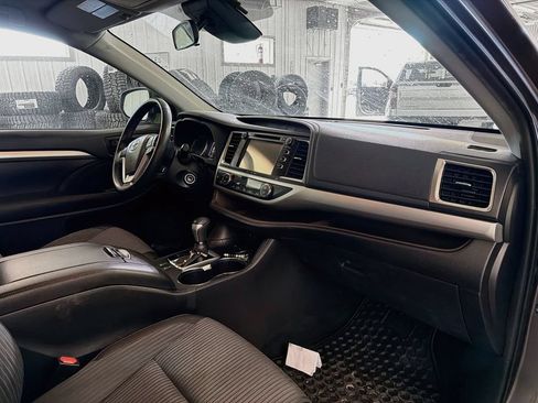 Used 2019 Toyota Highlander LE AWD/4WD image 12