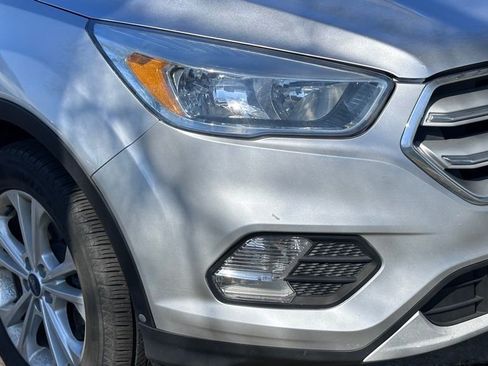 Used 2017 Ford Escape SE image 2