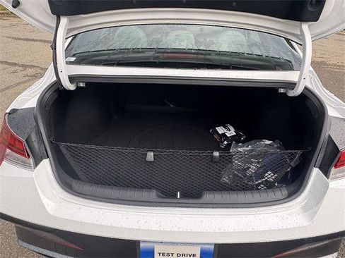 New 2025 Hyundai Elantra Limited image 17