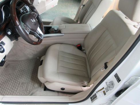 Used 2014 Mercedes-Benz E 550 4MATIC Sedan image 11