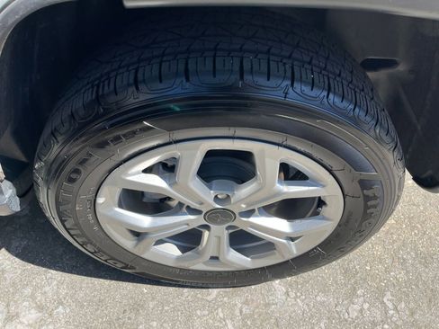 Used 2025 Jeep Compass Latitude image 30