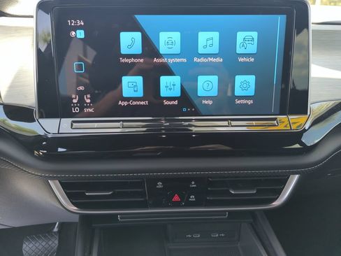Used 2024 Volkswagen Atlas Cross Sport SE FWD image 37
