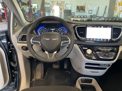 Used 2022 Chrysler Voyager LX FWD image 9