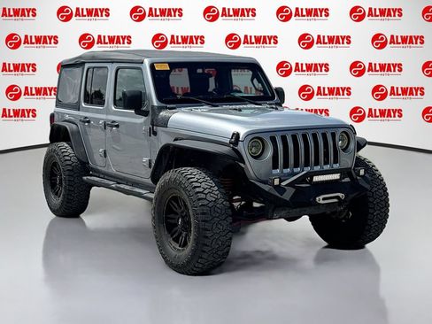 Used 2019 Jeep Wrangler Unlimited Sahara AWD/4WD image 3