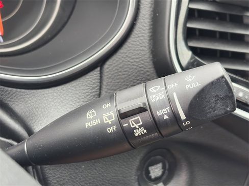 Used 2019 Jeep Cherokee Limited image 12