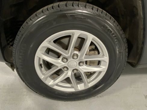 Used 2023 Jeep Grand Cherokee L Laredo image 39