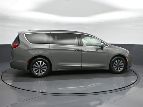 Used 2020 Chrysler Pacifica Limited w/ Advanced Safetytec Group image 8