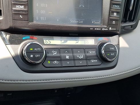 Used 2018 Toyota RAV4 XLE AWD/4WD image 17