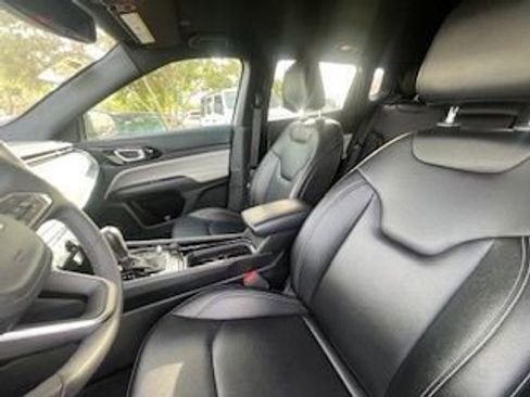 Used 2025 Jeep Compass Limited image 16