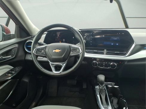 Used 2025 Chevrolet Trax LT w/ LT Convenience Package FWD image 10