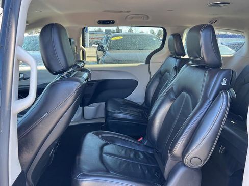 Used 2022 Chrysler Pacifica Touring-L w/ Uconnect Theater Family Group FWD image 23
