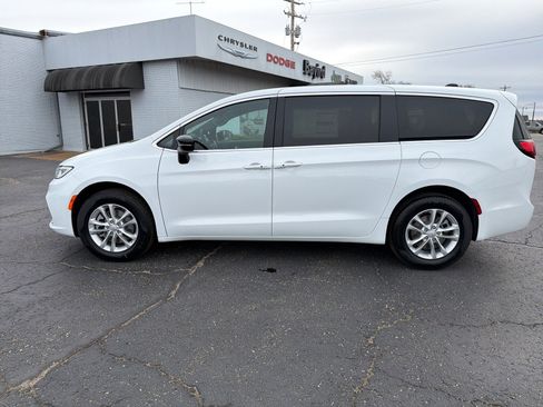 New 2026 Chrysler Pacifica Select image 5