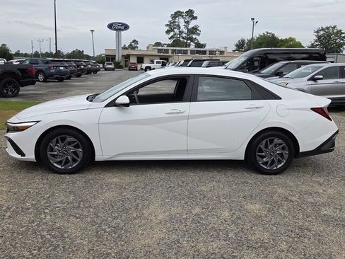 Used 2024 Hyundai Elantra SEL FWD image 5