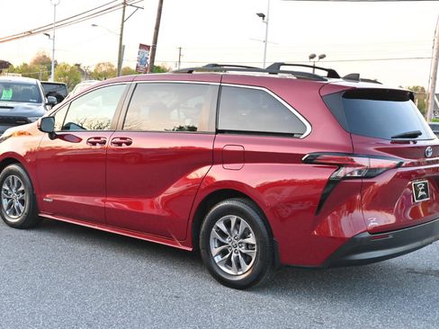 Used 2021 Toyota Sienna LE w/ LE Plus Package FWD image 7