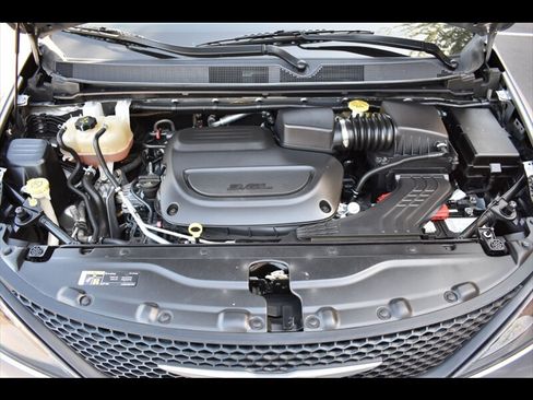 Used 2021 Chrysler Voyager LX FWD image 37