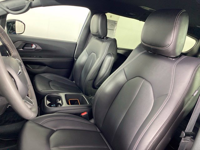 Used 2026 Chrysler Pacifica Select FWD image 16