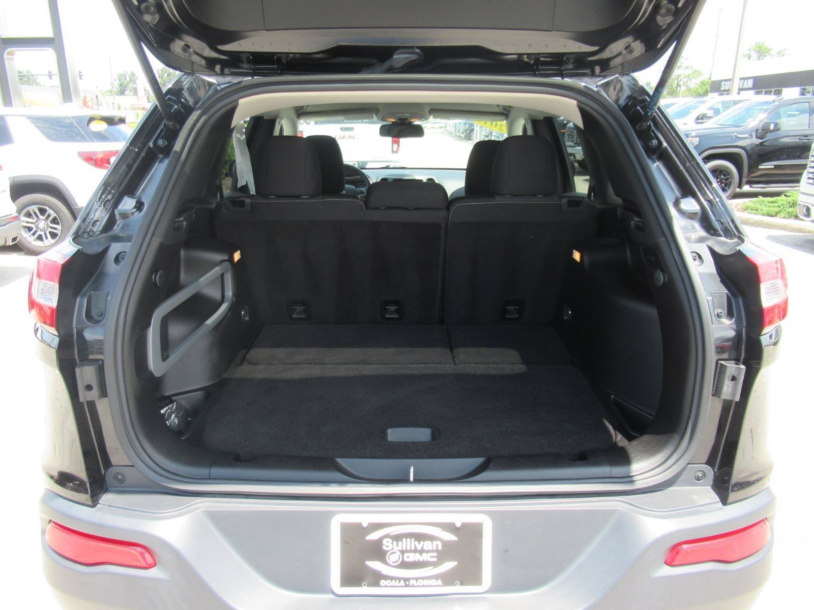Used 2015 Jeep Cherokee Latitude w/ Cold Weather Group AWD/4WD image 35