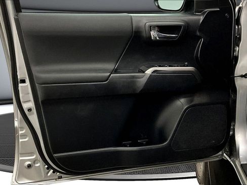 Used 2019 Toyota Tacoma TRD Sport w/ Technology Package image 21