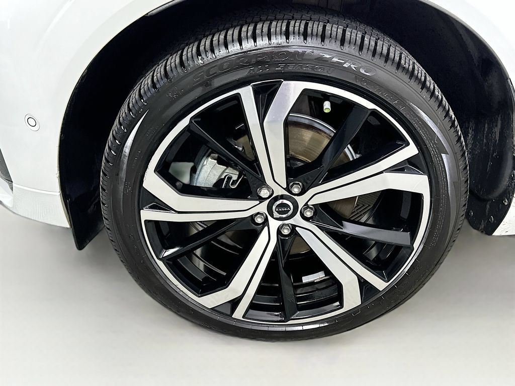 Used 2024 Volvo XC60 B5 Ultimate w/ Protection Package Premier AWD/4WD image 24