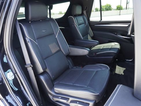 Certified 2025 Cadillac Escalade Premium Luxury AWD/4WD image 9