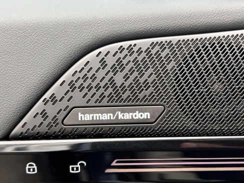 Used 2025 BMW 530i xDrive w/ Premium Package image 21