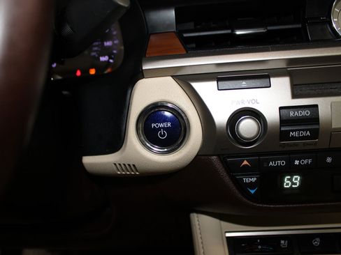 Used 2016 Lexus ES 300h w/ Luxury Package w/Wood Trim FWD image 16