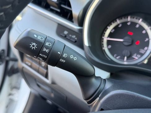 Used 2024 Toyota Highlander XLE AWD/4WD image 41