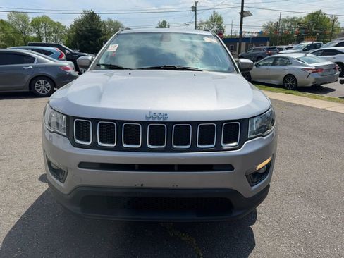 Used 2018 Jeep Compass Latitude AWD/4WD image 3