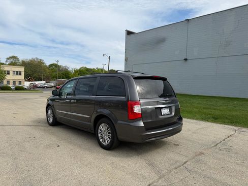 Used 2015 Chrysler Town & Country Touring-L w/ Driver Convenience Group FWD image 5