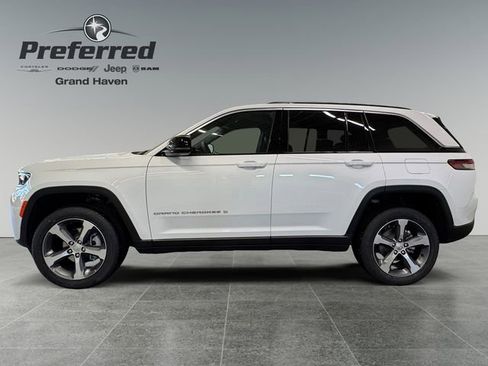 New 2026 Jeep Grand Cherokee Limited w/ Trailer Tow Package AWD/4WD image 11