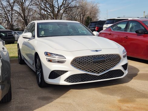 Used 2025 Genesis G70 2.5T image 1