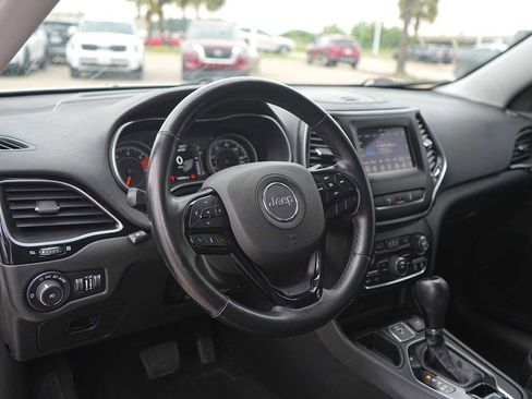 Used 2021 Jeep Cherokee Latitude Plus FWD image 2