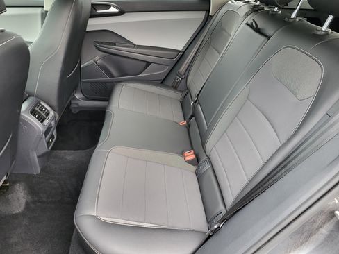 Used 2022 Volkswagen Taos SE w/ Panoramic Sunroof Package image 9