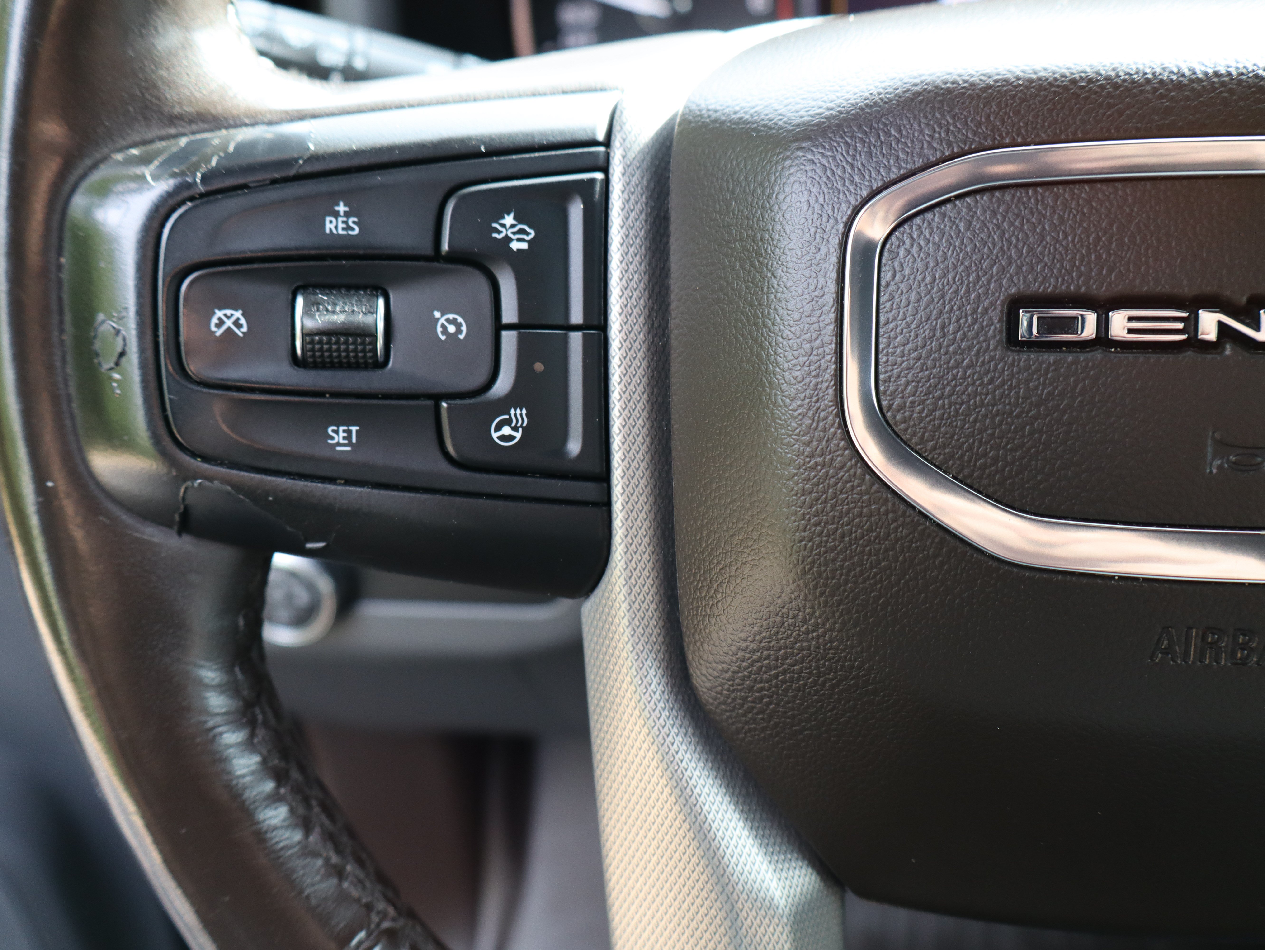Used 2021 GMC Yukon Denali w/ Denali Premium Package RWD image 32